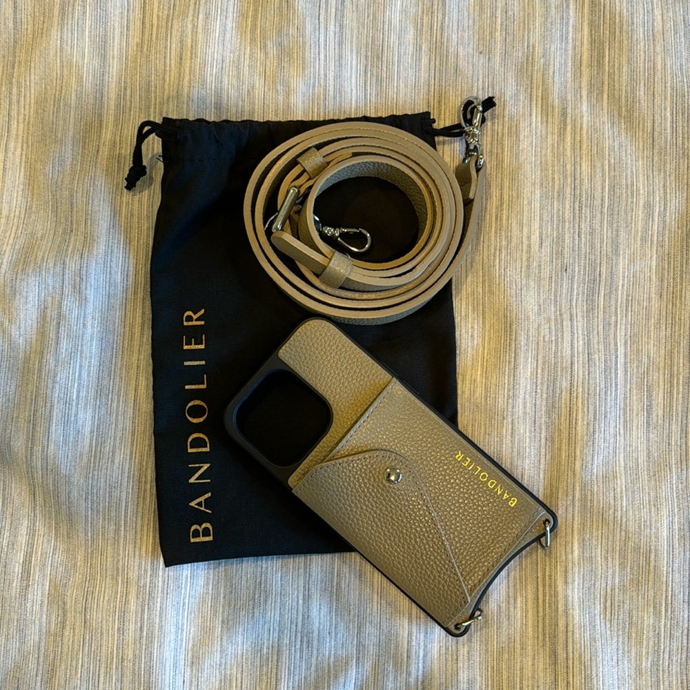 Bandolier iPhone 13 HAILEY
Side Slot Leather Crossbody Bandolier